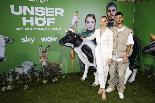 Bilder des Jahres 2023, Entertainment 11 November Entertainment Themen der Woche KW47 Entertainment Bilder des Tages Cheyenne Ochsenknecht und ihr Ehemann Nino Ochsenknecht-Sifkovits beim Fototermin zum Start der neuen Sky Doku Serien-Soap Unser Hof - mit Cheyenne und Nino am 21.11.2023 in Berlin Cheyenne Ochsenknecht & Ehemann Nino praesentieren ihre eigene neue Sky Serie Unser Hof in Berlin *** Cheyenne Ochsenknecht and her husband Nino Ochsenknecht Sifkovits at the photo session for the launch of the new Sky documentary series Soap Unser Hof with Cheyenne and Nino on 21 11 2023 in Berlin Cheyenne Ochsenknecht husband Nino present their own new Sky series Unser Hof in Berlin 