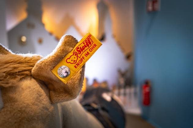 Giengen an der Brenz in Baden-Württemberg; Steiff Museum Spielzeugmuseum. Teddybär und viele andere Stofftiere mit dem berühmten Knopf im Ohr - 21.11.2023 Baden Württemberg *** Giengen an der Brenz in Baden Württemberg Steiff Museum Toy Museum Teddy bear and many other stuffed animals with the famous button in the ear 21 11 2023 Baden Württemberg
