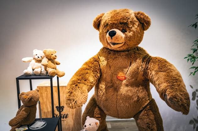 Giengen an der Brenz in Baden-Württemberg; Steiff Museum Spielzeugmuseum. Teddybär und viele andere Stofftiere mit dem berühmten Knopf im Ohr - 21.11.2023 Baden Württemberg *** Giengen an der Brenz in Baden Württemberg Steiff Museum Toy Museum Teddy bear and many other stuffed animals with the famous button in the ear 21 11 2023 Baden Württemberg