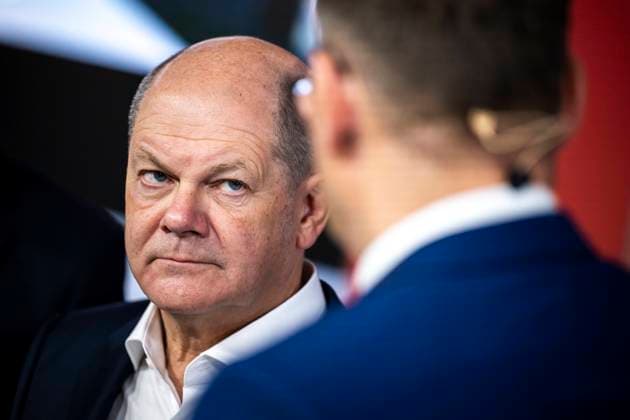 News Bilder des Tages DIGITAL-GIPFEL DER BUNDESREGIERUNG IN JENA 21 11 2023 - Jena: Bundeskanzler Olaf Scholz (SPD), beim Rundgang im Gespräch mit dem Vorsitzender des Vorstands der JENOPTIK AG, Dr. Stefan Traeger. Unter dem Jahresschwerpunktthema ãDigitale Transformation in der Zeitenwende. Nachhaltig. Resilient. Zukunftsorientiert.Ò findet der Digital-Gipfel der Bundesregierung am 20. und 21. November 2023 in Jena statt. _________________ *** FEDERAL GOVERNMENT DIGITAL SUMMIT IN JENA 21 11 2023 Jena Federal Chancellor Olaf Scholz SPD , on a tour in conversation with the Chairman of the Board of JENOPTIK AG, Dr Stefan Traeger Under the annual focus topic ÒDigital Transformation in the Turning Point Sustainable Resilient Future-OrientedÓ, the Digital Summit