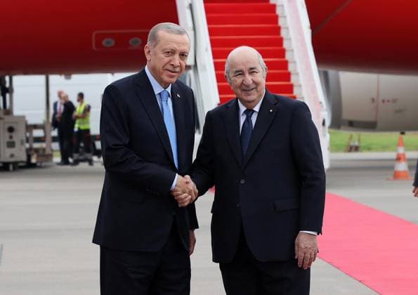 News Themen der Woche KW47 News Bilder des Tages RECORD DATE NOT STATED Erdogan meets Tebboune Algerie Presse Photos MAXPPP - President Algerien Abdelmadjid Tebboune (a droit), Reçoit le President turc Recep Tayyip Erdogan, a son arrivee à l aeroport international Houari-Boumediene, a Alger en Algerie le 21 Novembre 2023, Le president turc effectue une visite officielle en Algerie copresidera avec le President Abdelmadjid Tebboune, les travaux de la 2e session du Conseil de cooperation de haut niveau algero-turc (Photo du bureau de la Presidence Algerienne) President Recep Tayyip Erdogan was welcomed by Algerian President Abdelmadjid Tebboune on November 21, 2023 in Algiers. *** Local Caption *** Alger Algérie  Copyright: xAPP MAXPPPxAlgeriexPressexPhotosx APP202311216283 APP202311216283