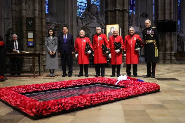 Entertainment Themen der Woche KW47 Entertainment Bilder des Tages 21 11 2023. London, United Kingdom. State Visit of the President of the Republic of Korea. Westminster Abbey. President Yoon Suk Yeol and the First Lady during a visit to Westminster Abbey, where His Excellency laid a wreath at the Grave of the Unknown Warrior. The President and the First Lady then took a tour of the Abbey, where they had the opportunity to meet pensioners from the Royal Hospital Chelsea who saw active service during the Korean War.  Copyright: xAndrewxParsonsx xParsonsxMediax PAR-8560-0037