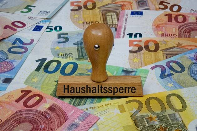 Geldscheine und Stempel mit Haushaltssperre Geldscheine und Stempel mit Haushaltssperre, 21.11.2023, Borkwalde, Brandenburg, Auf verschiedenen Geldscheinen befindet sich ein Stempel mit dem Schriftzug Haushaltssperre. *** Banknotes and stamps with budget blocking Banknotes and stamps with budget blocking, 21 11 2023, Borkwalde, Brandenburg, On various banknotes there is a stamp with the lettering budget blocking