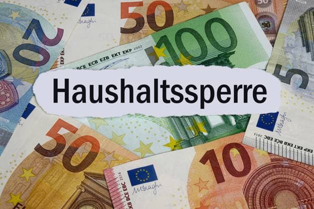 Geldscheine und Haushaltssperre Geldscheine und Haushaltssperre, 21.11.2023, Borkwalde, Brandenburg, Auf verschiedenen Geldscheinen liegt der Schriftzug Haushaltssperre. *** Banknotes and budget freeze Banknotes and budget freeze, 21 11 2023, Borkwalde, Brandenburg, Various banknotes bear the words Budget freeze