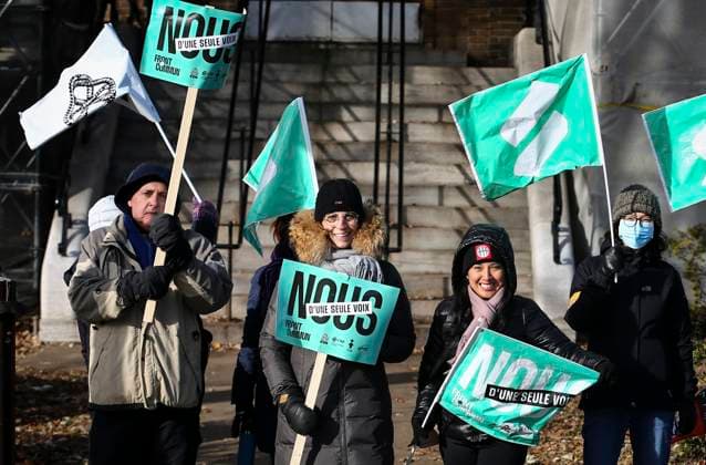 News Bilder des Tages November 21, 2023, Montreal, Quebec, Canada: Quebec s Common Front of public sector employees is on strike for the next three days and will be followed by the Fo do ration autonome de l enseignement (FAE) that is set to launch its own unlimited strike on Thursday. Montreal Canada - ZUMAs278 20231121_zip_s278_007 Copyright: xSerkanxSenturkx