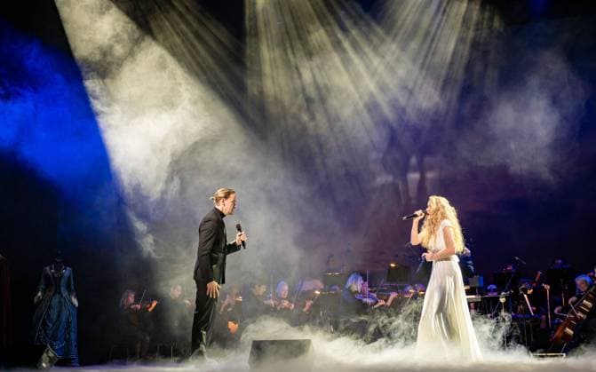 Entertainment Themen der Woche KW47 Entertainment Bilder des Tages 20231121 Cast- und Stueckpraeesentation Das Phantom der Oper WIEN, OESTERREICH - 21. NOVEMBER: Solist in der Titelrolle -Das Phanton- Anton Zetterholm und Solistin in der Titelrolle -Christine Daae- Lisanne Clemence Veenemann nach Cast- und Stueckpraesentation des Musicals -Das Phantom der Oper- von Andrew Lloyd Webber im Raimund Theater am 21. November 2023 in Wien, Oesterreich. 231121_SEPA_17_034 Copyright: xIsabellexOuvrardx SEPAxMedia