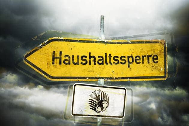 News Themen der Woche KW47 News Bilder des Tages FOTOMONTAGE, Wegweiser mit Aufschrift Haushaltssperre *** FOTOMONTAGE, signpost with inscription Haushaltssperre ** NUR FUER REDAKTIONELLE ZWECKE ** EDITORIAL USE ONLY **
