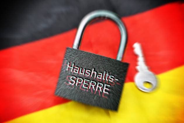 FOTOMONTAGE, VorhÃ¤ngeschloss mit Aufschrift Haushaltssperre auf Deutschlandfahne *** FOTOMONTAGE, padlock with the inscription Haushaltssperre on a German flag ** NUR FUER REDAKTIONELLE ZWECKE ** EDITORIAL USE ONLY **