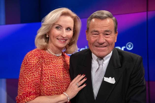 News Themen der Woche KW47 Wolfgang GRUPP mit Ehefrau Elisabeth, Unternehmer, Trigema Bekleidung, Portraet, Porträt, Portrait, Angeschnittenes Einzelbild, Einzelmotiv, Maischberger, Talkshow, WDR ARD, 21.11.2023. *** Wolfgang GRUPP with wife Elisabeth, entrepreneur, Trigema clothing, portrait, portrait, portrait, cropped single image, single subject, Maischberger, talk show, WDR ARD, 21 11 2023