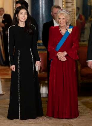 Entertainment Themen der Woche KW47 Entertainment Bilder des Tages State Visit to the UK by the President of South Korea Queen Camilla with the First Lady of South Korea at a State Banquet for the President and First Lady of South Korea at Buckingham Palace in London on the first day of their State Visit to the United Kingdom. London, UK, 21 November 2023, Credit:Stephen Lock i-Images Avalon United Kingdom, London, London  Copyright: xStephenxLockx xi-Imagesx xAvalonx 0823485413