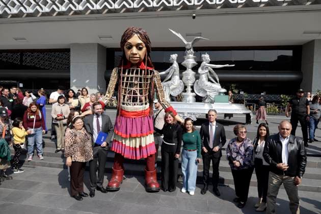 Amal, a giant puppet, visits the Mexican Congress November 21, 2023, Mexico City, Mexico: Little Amal, giant puppet of a 10-year-old Syrian girl; symbol of the rights of refugees globally, during her visit to the Chamber of Deputies in Mexico City. on November 21, 2023 in Mexico City, Mexico (Photo by Luis Barron Eyepix Group). Copyright: xLuisxBarronx xEyepixxGroupx LB_20231121_AMAL_DIPMX2
