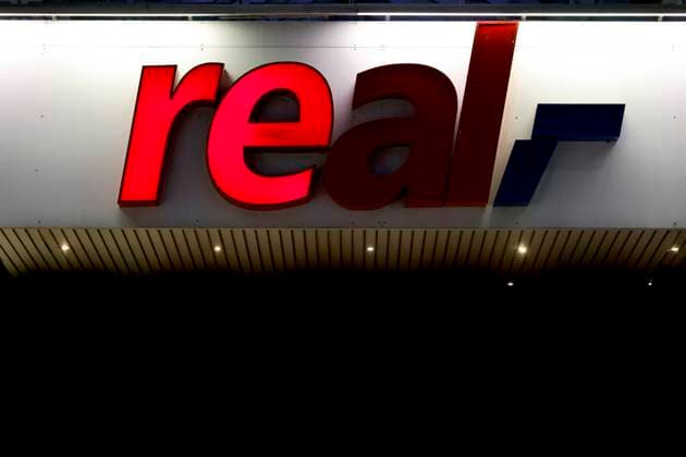 Logo der real,- SB-Warenhaus GmbH an einer Filiale an der Weißhausstraße. Nach der Insolvenz von Real-Nachfolger Mein Real überträgt das Unternehmen 18 Standorte und schließt die restlichen 45 Märkte. (Themenbild, Symbolbild) Köln, 22.11.2023 NRW Deutschland *** Logo of real, SB Warenhaus GmbH at a store on Weißhausstraße Following the insolvency of Real Nachfolger Mein Real, the company is transferring 18 locations and closing the remaining 45 stores Theme image, symbolic image Cologne, 22 11 2023 NRW Germany Copyright: xChristophxHardtx