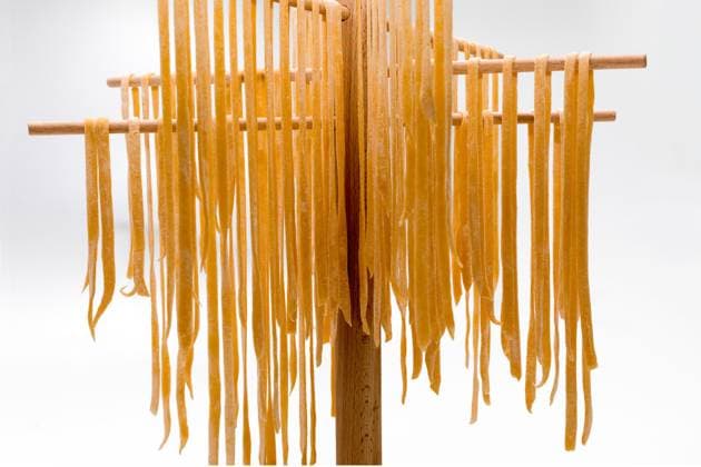 Nudelrad für selbstgemachte Nudeln *** Nudelrad for Homemade Noodles Copyright: imageBROKER KlausxRein iblksn09871421.jpg