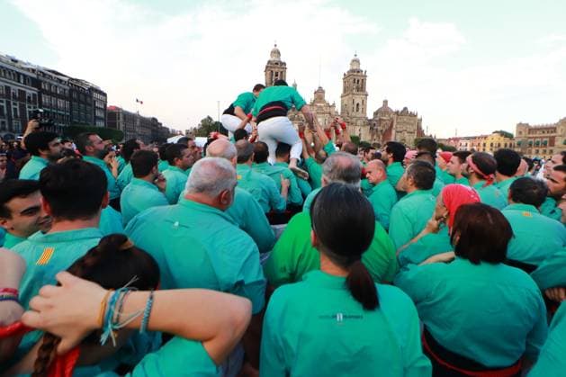 The Castellers of Vila franca Make An Eight Floors Human Tower November 21, 2023 in Mexico City, Mexico: The Castellers of Vila franca make an eight-story human tower as part of the celebration of 75 years of the founding of the Colle in the zocalo of Mexico City. On November 21, 2023. In Mexico City. (Photo by Carlos Santiago Eyepix Group) Copyright: xCarlosxSantiagox xEyepixxGroupx CS202311218370
