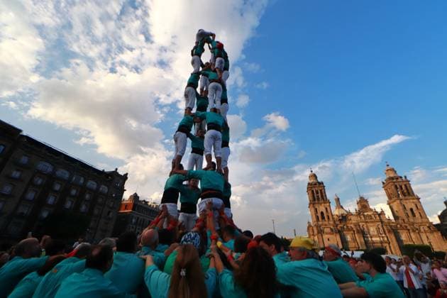 The Castellers of Vila franca Make An Eight Floors Human Tower November 21, 2023 in Mexico City, Mexico: The Castellers of Vila franca make an eight-story human tower as part of the celebration of 75 years of the founding of the Colle in the zocalo of Mexico City. On November 21, 2023. In Mexico City. (Photo by Carlos Santiago Eyepix Group) Copyright: xCarlosxSantiagox xEyepixxGroupx CS202311218361