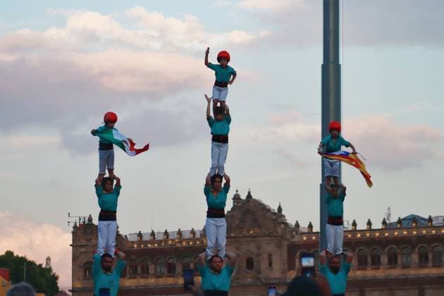 The Castellers of Vila franca Make An Eight Floors Human Tower November 21, 2023 in Mexico City, Mexico: The Castellers of Vila franca make an eight-story human tower as part of the celebration of 75 years of the founding of the Colle in the zocalo of Mexico City. On November 21, 2023. In Mexico City. (Photo by Carlos Santiago Eyepix Group) Copyright: xCarlosxSantiagox xEyepixxGroupx CS202311218358
