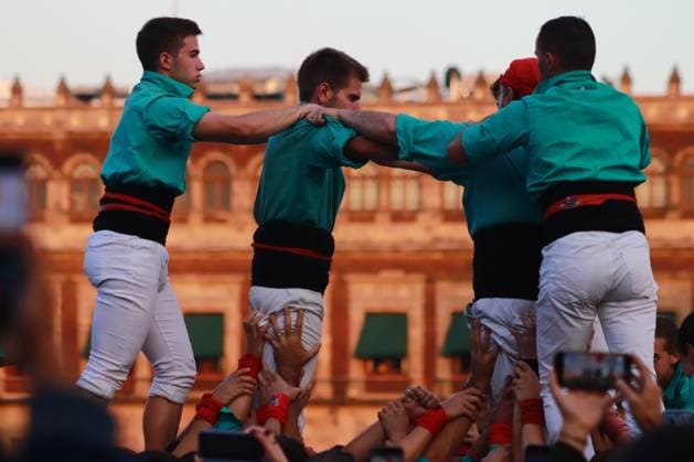 November 21, 2023 in Mexico City, Mexico: The Castellers of Vila franca make an eight-story human tower as part of the celebration of 75 years of the founding of the Colle in the zoÂ³calo of Mexico City. On November 21, 2023. In Mexico City. Mexico City Mexico - ZUMAe321 20231121_zia_e321_027 Copyright: xCarlosxSantiagox