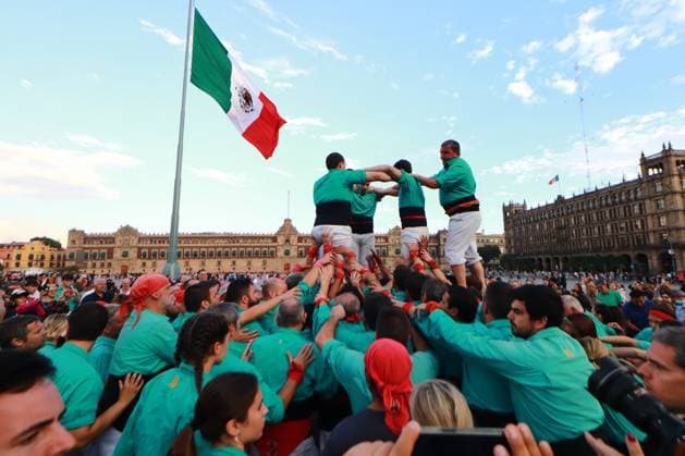 November 21, 2023 in Mexico City, Mexico: The Castellers of Vila franca make an eight-story human tower as part of the celebration of 75 years of the founding of the Colle in the zoÂ³calo of Mexico City. On November 21, 2023. In Mexico City. Mexico City Mexico - ZUMAe321 20231121_zia_e321_039 Copyright: xCarlosxSantiagox