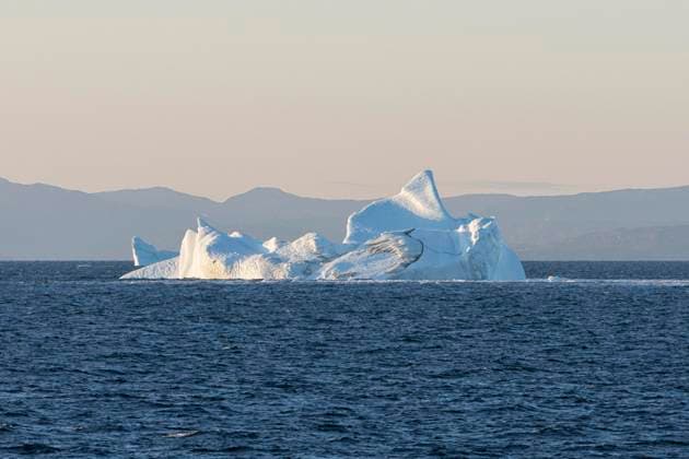 Creative Highlights World Ein Eisberg schwimmt in der aufgehenden Morgensonne vor den Bergen der grönländischen Küste. Diskobucht, Grönland, Dänemark, Nordamerika *** a Iceberg swims in the Rising Morning sun before the Bergen the Greenland Coast Disco Bay, Greenland, Denmark, North America Copyright: imageBROKER/IngridxAlexander ibxaal09875289.jpg