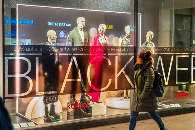 Black Week, Passantin vor dem Schaufenster von s.Oliver, Fussgängerzone, München, 21. November 2023 Deutschland, München, 21.11.2023, Black Week, Schaufenster mit Werbung im Modegeschäft s.Oliver in der Neuhauser Strasse, 20 % Rabatt auf alles, Passantin, Innenstadt, Münchner beim Einkaufen, Shopping am Dienstagnachmittag, nahende Adventszeit, Wirtschaft, Herbst, November 2023, Bayern, *** Black Week, passer-by in front of the s Oliver shop window, pedestrian zone, Munich, November 21, 2023 Germany, Munich, 21 11 2023, Black Week, shop window with advertising in the s Oliver fashion store in Neuhauser Strasse, 20 discount on everything, passer-by, city center, Munich residents shopping, shopping on Tuesday afternoon, approaching Advent