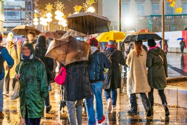 Shopping im Regen, Münchner mit Regenschirmen in der Fußgängerzone, München, 21. November 2023 Deutschland, München, 21.11.2023, Münchner mit Regenschirmen beim Shopping in der Neuhauser Straße, Innenstadt, Einkaufen am Dienstagnachmittag, regnerisch, Black Week, Geschäfte, nahende Adventszeit, Weihnachtszeit, Wirtschaft, Regenwetter, Herbst, November 2023, Bayern, *** Shopping in the rain, Munich residents with umbrellas in the pedestrian zone, Munich, November 21, 2023 Germany, Munich, November 21, 2023, Munich residents with umbrellas shopping in Neuhauser Straße, city center, shopping on Tuesday afternoon, rainy, Black Week, stores, approaching Advent season, Christmas season, economy, rainy weather, autumn, November 2023, Bavar