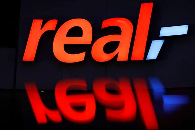 Logo der real,- SB-Warenhaus GmbH an einer Filiale an der Weißhausstraße. Nach der Insolvenz von Real-Nachfolger Mein Real überträgt das Unternehmen 18 Standorte und schließt die restlichen 45 Märkte. (Themenbild, Symbolbild) Köln, 22.11.2023 NRW Deutschland *** Logo of real, SB Warenhaus GmbH at a store on Weißhausstraße Following the insolvency of Real Nachfolger Mein Real, the company is transferring 18 locations and closing the remaining 45 stores Theme image, symbolic image Cologne, 22 11 2023 NRW Germany Copyright: xChristophxHardtx