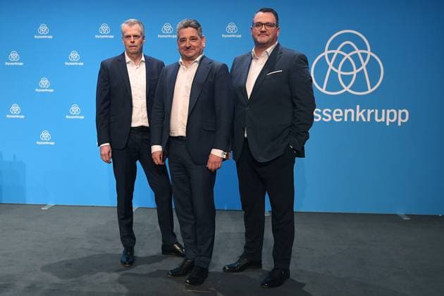 News Themen der Woche KW47 thyssenkrupp Bilanzpressekonferenz am 22.11.2023 im thyssenkrupp Quartier in Essen Dr. Klaus Keysberg ( Vorstand für Finanzen ), links - Miguel Lopez ( Vorsitzender des Vorstands ), mitte - Oliver Burkhard ( Vorstand für Personal und Arbeitsdirektor ), rechts *** thyssenkrupp Annual Press Conference on 22 11 2023 at thyssenkrupp Quartier in Essen Dr Klaus Keysberg Chief Financial Officer , left Miguel Lopez Chairman of the Executive Board , center Oliver Burkhard Chief Human Resources Officer and Labor Director , right xRx