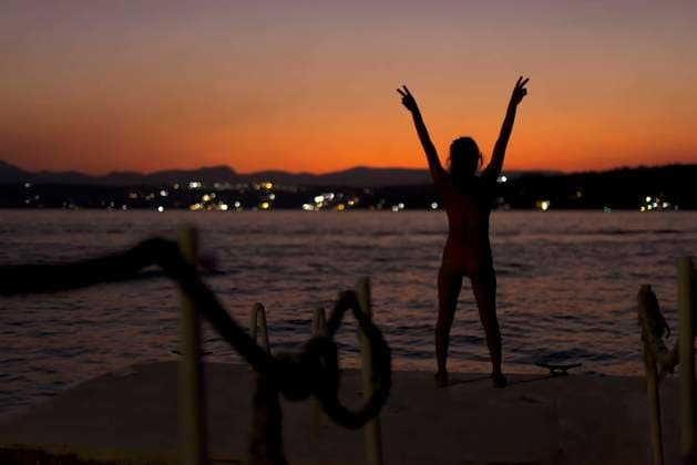 Silhouette of a young girl joyful with her arms up on a lake at dusk Tequesquitengo, Morelos, Mexico R_XAXA220301F7-940553-01 ,model released, Symbolfoto