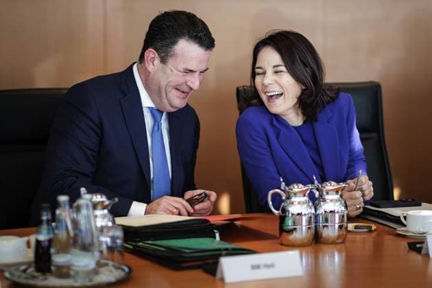 News Themen der Woche KW47 News Bilder des Tages (L-R) Hubertus Heil, Bundesminister fuer Arbeit und Soziales, und Annalena Baerbock, Bundesaussenministerin, aufgenommen im Gespraech im Rahmen einer Kabinettssitzung. Berlin, 22.11.2023. Berlin Deutschland *** L R Hubertus Heil, Federal Minister of Labor and Social Affairs, and Annalena Baerbock, Federal Minister of Foreign Affairs, in conversation during a cabinet meeting Berlin, 22 11 2023 Berlin Germany Copyright: xJaninexSchmitz photothek.dex