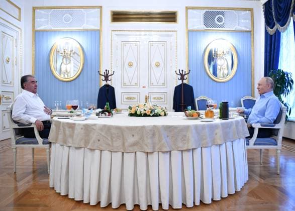 News Themen der Woche KW47 News Bilder des Tages RUSSIA, MOSCOW - NOVEMBER 22, 2023: An informal breakfast meeting takes place between Presidents Emomali Rahmon (L) of Tajikistan and Vladimir Putin of Russia. Alexander Kazakov Russian Presidential Press and Information Office TASS  65078341
