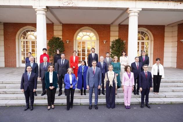 News Themen der Woche KW47 Spain s re-elected Prime Minister Pedro Sanchez poses with new members of the government for a family photo before their first cabinet meeting at Moncloa Palace in Madrid, Spain, November 22, 2023. Cordon Press *** Spain s re elected Prime Minister Pedro Sanchez poses with new members of the government for a family photo before their first cabinet meeting at Moncloa Palace in Madrid, Spain, November 22, 2023 Cordon Press 