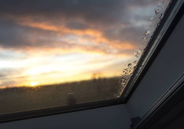 Bavaria, Germany - November 20, 2023: Misted up skylight in the morning. Drops of water from condensation on a window *** Beschlagenes Dachfenster am Morgen. Wassertropfen aus Kondenswasser an einem Fenster