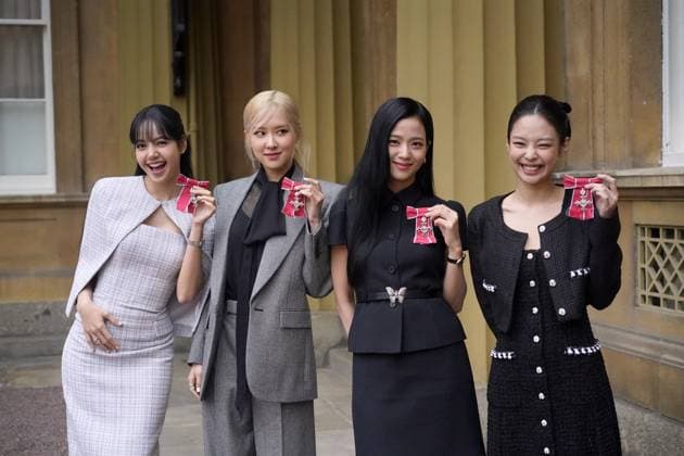 Bilder des Jahres 2023, Entertainment 11 November Entertainment Themen der Woche KW47 Entertainment Bilder des Tages Investiture at Buckingham Palace (left to right) Lisa (Lalisa Manoban), Rose (Roseanne Park), Jisoo Kim and Jennie Kim, from the K-Pop band Blackpink pose with their Honorary MBEs (Members of the Order of the British Empire), awarded to them in recognition of the band s role as COP26 advocates for the COP26 Summit in Glasgow 2021. King Charles III conducted the special Investiture ceremony in the presence of the President of South Korea, Yoon Suk Yeol, and his wife, Kim Keon Hee at Buckingham Palace, London. Picture date: Wednesday November 22, 2023., Credit:Victoria Jones Avalon UK, London  Copyright: xVictoriaxJonesx xAvalonx 0823632572