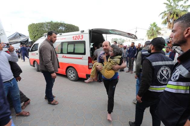 News Themen der Woche KW47 News Bilder des Tages Injured Palestinians (includ children) are brought to a hospital following an Israeli strike Injured Palestinians (includ children) are brought to a hospital following an Israeli strike in Dair El-Balah in the Central Gaza Strip on November 22, 2023. Photo by Omar Ashtawy apaimages Dair El-Balah Gaza Strip Palestinian Territory 221123_Dair_El-Balah_OD_00(6) Copyright: xapaimagesxOmarxAshtawyx xapaimagesx