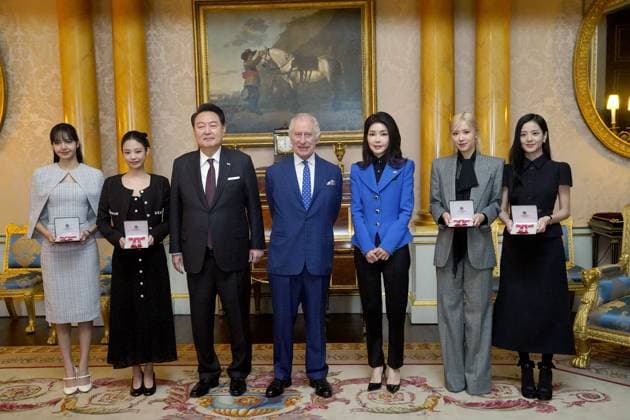 Entertainment Themen der Woche KW47 Investiture at Buckingham Palace (Left to right) Lisa (Lalisa Manoban), Jennie Kim, President of South Korea Yoon Suk Yeol, King Charles III, First Lady of South Korea Kim Keon Hee, Rose (Roseanne Park), and Jisoo Kim following a special investiture ceremony to present the members of the K-Pop band Blackpink with Honorary MBEs (MBE (Member of the Order of the British Empire), conducted by King Charles in the presence of the President and his wife at Buckingham Palace, London. Picture date: Wednesday November 22, 2023, Credit:Victoria Jones Avalon UK, London  Copyright: xVictoriaxJonesx xAvalonx 0823634563
