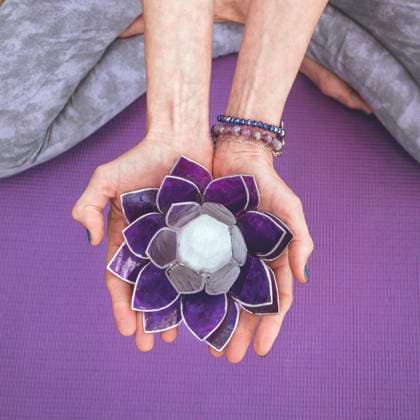 Creative Highlights Symbolbilder Top angle view of hands holding a purple glass lotus. Yoga and meditation concept. Model Released ValeriaVenezia_ID16984_517964_003 Copyright: xx