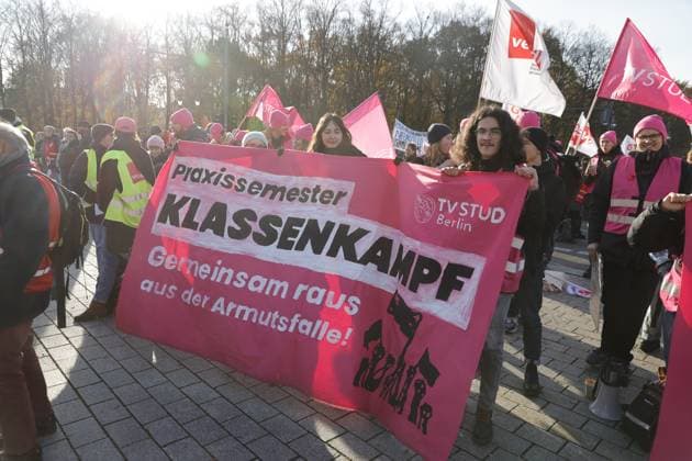 News Themen der Woche KW47 News Bilder des Tages Deutschland, Berlin, Platz des 18. März, Demonstration: ver.di, GEW, GdP und IG BAU, 10.000 Berliner Landesbeschäftigte im Streik *** Germany, Berlin, Platz des 18 März, demonstration by ver di, GEW, GdP and IG BAU, 10,000 Berlin state employees on strike