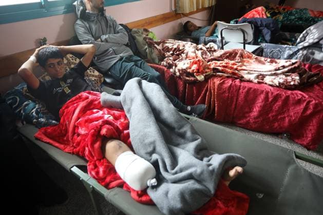 News Themen der Woche KW47 A wounded Palestinian boy from the Jabalia refugee camp lies on a bed after being transferred from the Indonesian Hospital in the north to a school in Khan Yunis, Wednesday November 22, 2023.  GAZ2023112235 IsmaelxMohamad