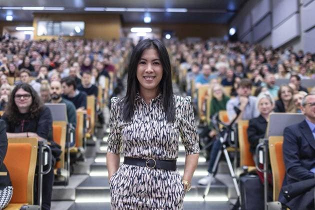 Bilder des Jahres 2023, News 11 November News Themen der Woche KW47 News Bilder des Tages Duisburg.- Mai Thi Nguyen spricht an der UDE *** NUR FÜR REDAKTIONELLE ZWECKE *** EDITORIAL USE ONLY ***<p>Dr. Mai Thi Nguyen erklärt Online-Journalsimus. Im Rahmen ihrer Mercator-Professur hält die bekannte Wissenschaftsvermittlerin ihre erste Lesung an der UDE in Duisburg am Mittwoch den 22.11.2023. Deutschland NRW Duisburg Copyright: LarsxHeidrich *** Duisburg Mai Thi Nguyen speaks at the UDE FOR EDITORIAL PURPOSES ONLY p Dr Mai Thi Nguyen explains Online Journalsimus As part of her Mercator Professorship, the well-known science mediator will give her first reading at the UDE in Duisburg on Wednesday, 22 11 2023 Germany NRW Duisburg Copyright LarsxHeidrich Copyright: LarsxHeidrich doc7sxycg7mqb614xnjs2q8 ,EDITORIAL USE ONLY