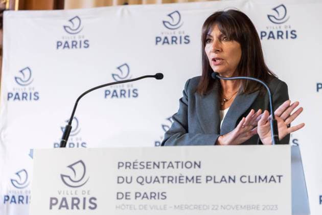 Paris, France November 22, 2023 - Press conference to present the 4th Paris Climate Plan. The Mayor of Paris has given the go-ahead for the implementation of the limited traffic zone project to be postponed until after the Olympic Games. The plan is to limit speeds on the ring road to 50 kilometers per hour and ban through traffic in the city center - Anne Hidalgo POLITIQUE, PLAN CLIMAT DE PARIS, ENVIRONNEMENT, ECOLOGIE, MAIRIE DE PARIS, ZONE A TRAFIC LIMITE, LIMITATION DE VITESSE, PERIPHERIQUE PARISIEN, ENERGIES FOSSILES, POLLUTION ENVIRONNEMENTALE, ZTL,  Copyright: xVincentxIsorex