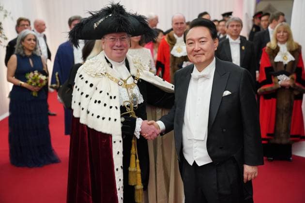 News Themen der Woche KW47 News Bilder des Tages South Korean President state visit to the UK Lord Mayor of the City of London Professor Michael Mainelli welcomes President of South Korea Yoon Suk Yeol to the banquet at the Guildhall, City of London, on day two of the South Korean President s state visit to the UK. Picture date: Wednesday November 22, 2023., Credit:Jonathan Brady Avalon UK, London  Copyright: xJonathanxBradyx xAvalonx 0823672444