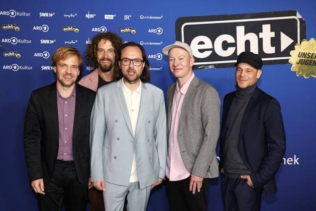 Bilder des Jahres 2023, Entertainment 11 November Gunnar Astrup, Andreas Puffpaff, Kim Frank, Florian Sump und Kai Fischer - die fuenf Mitglieder der ehemaligen Band Echt bei der Premiere der 3teiligen ARD Filmreihe Echt - unsere Jugend (ab 23.11.2023 in der ARD Mediathek) am 22.11.2023 im Festsaal Kreuzberg in Berlin Comeback fuer die Band Echt um Saenger Kim Frank mit der ARD Serien Premiere Echt - unsere Jugend in Berlin *** Gunnar Astrup, Andreas Puffpaff, Kim Frank, Florian Sump and Kai Fischer the five members of the former band Echt at the premiere of the 3-part ARD film series Echt unsere Jugend from 23 11 2023 in the ARD Mediathek on 22 11 2023 in the Festsaal Kreuzberg in Berlin Comeback for the band Echt around singer Kim Frank with the ARD series premi 