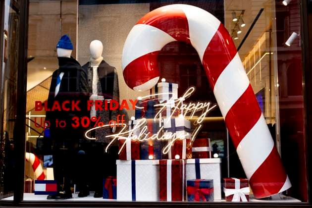 News Themen der Woche KW47 News Bilder des Tages Retail sale in London, UK -22 Nov 2023 Discount notice for upcoming Black Friday Sale displayed on the shop window on a clothing store in Reagent Street, London. Retailers in Central London advertise Black Friday discount on their shops to boost sale prior to the festive periods in December. Chancellor Jeremy Hunt unveil his autumn statement today at the UK Parliament to boost the economy after UK inflation fell to 4.6% in October. London United Kingdom Copyright: xHestherxNgx xSOPAxImagesx HNG_221123_0005
