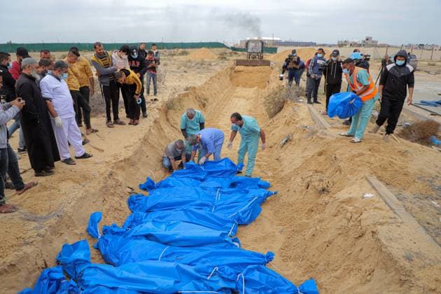 Bilder des Jahres 2023, News 11 November News Themen der Woche KW47 News Bilder des Tages (231122) -- GAZA, Nov. 22, 2023 -- Palestinian workers establish a mass grave for the victims inside and north of Gaza City, in the southern Gaza Strip city of Khan Younis, on Nov. 22, 2023. The Palestinian death toll in the Gaza Strip has risen to 14,532 since the outbreak of the Hamas-Israel conflict on Oct. 7, the Hamas-run government media office said Wednesday. (Photo by Xinhua) MIDEAST-GAZA-KHAN YOUNIS-PALESTINIAN-ISRAELI CONFLICT-DEATH TOLL RizekxAbdeljawad 