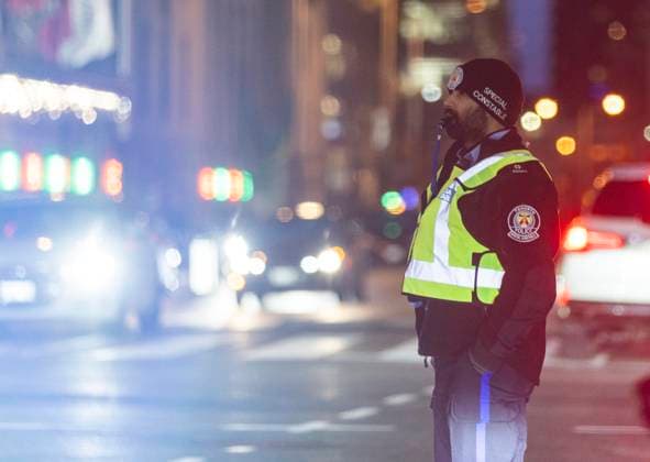 News Themen der Woche KW47 News Bilder des Tages (231123) -- TORONTO, Nov. 23, 2023 -- A policeman on duty is seen in the street in Toronto, Canada, on Nov. 22, 2023. Toronto Police announced increasing patrols of uniformed officers throughout the city due to a vehicle explosion Wednesday at a border crossing between the United States and Canada in Niagara Falls. (Photo by Xinhua) CANADA-TORONTO-POLICE PATROL-INCREASE ZouxZheng 