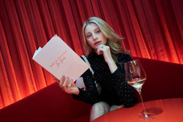 Bilder des Jahres 2023, Entertainment 11 November Entertainment Themen der Woche KW47 Entertainment Bilder des Tages Opening der MoÃ«t & Chandon Bar Berlin im KaDeWe Berlin Trixi Giese beim Opening der MoÃ«t & Chandon Bar Berlin im KaDeWe Berlin 22.11.2023 *** Opening of the Moët Chandon Bar Berlin at KaDeWe Berlin Trixi Giese at the opening of the Moët Chandon Bar Berlin at KaDeWe Berlin 22 11 2023 Copyright: xEventpressxSaschaxRadkex