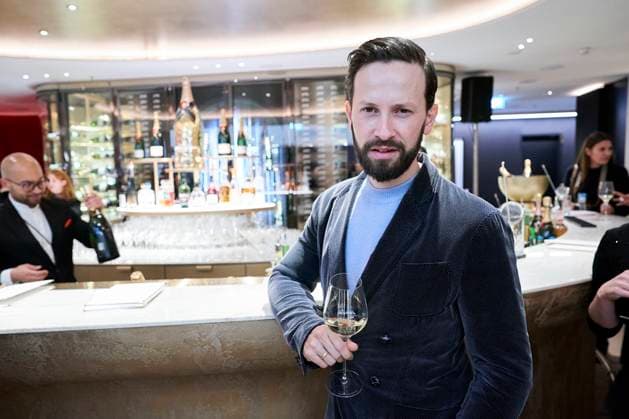 Entertainment Themen der Woche KW47 Entertainment Bilder des Tages Opening der MoÃ«t & Chandon Bar Berlin im KaDeWe Berlin Franz Dinda beim Opening der MoÃ«t & Chandon Bar Berlin im KaDeWe Berlin 22.11.2023 *** Opening of the Moët Chandon Bar Berlin at KaDeWe Berlin Franz Dinda at the opening of the Moët Chandon Bar Berlin at KaDeWe Berlin 22 11 2023 Copyright: xEventpressxSaschaxRadkex