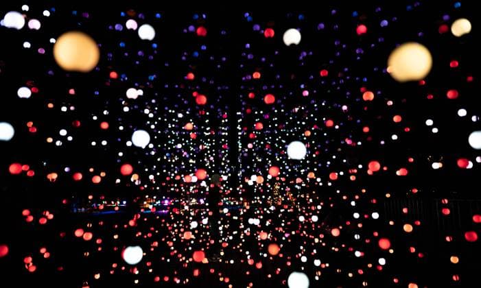 Zahlreiche Lichter leuchten bei einer Installation im Christmas Garden auf der Insel Mainau in der Dunkelheit. Mainau Baden-Württemberg Deutschland