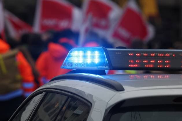Symbolfoto Polizei, Blaulicht, Polizei im Einsatz, Einsatzwagen, Polizeiwagen, Fahrzeug mit Blaulicht, , *** Symbol photo police, blue light, police on duty, police car, police car, vehicle with blue light, ,