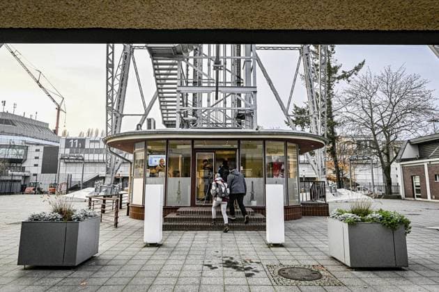 Berliner Funkturm *** NUR FÜR REDAKTIONELLE ZWECKE *** EDITORIAL USE ONLY ***<p>Der insgesamt 147 Meter hohe Funkturm ist Wahrzeichen und Ausflugsziel für Berliner und Touristen aus aller Welt. Jedes Jahr genießen zehntausende Besucher den Panoramablick von der Aussichtsplattform und die kulinarischen Köstlichkeiten im Funkturm-Restaurant. Nach einer Renovierung sind Plattform und Restaurant wieder geöffnet. Mehr als neun Tonnen Farbe furden für den silbernen Anstrich benötigt. Seit der Einweihung des Funkturms am 3. September 1926 blickten mehr als 17 Millionen Menschen vom Langen Lulatsch auf das Berliner Messegelände, die nahegelegenen Wälder und Seen sowie das Häusermeer der Metropole hinab. Denkmalstatus erlangte der Funktur Copyright: MaurizioxGambarini doc7syb0qyoik39mj296ud ,EDITORIAL USE ONLY